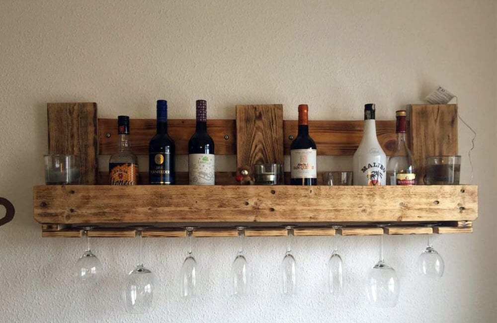 Pallet Into Hanging Bar Shelf @lovepropertyuk / Pinterest.com