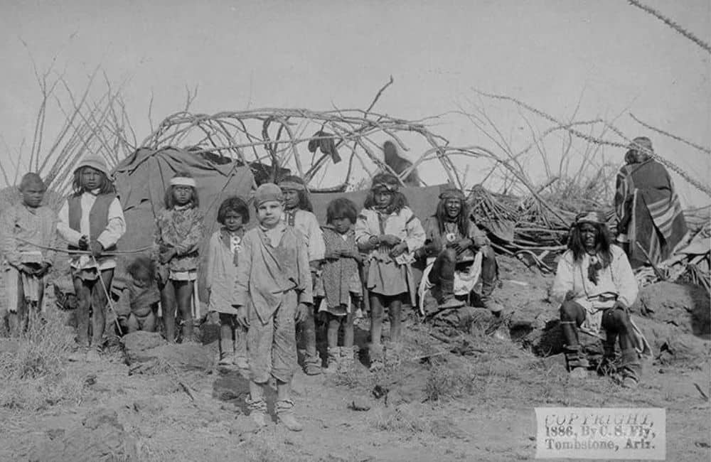 Jimmy McKinn et sa famille autochtone ©C. S. Fly/Wikimedia Commons