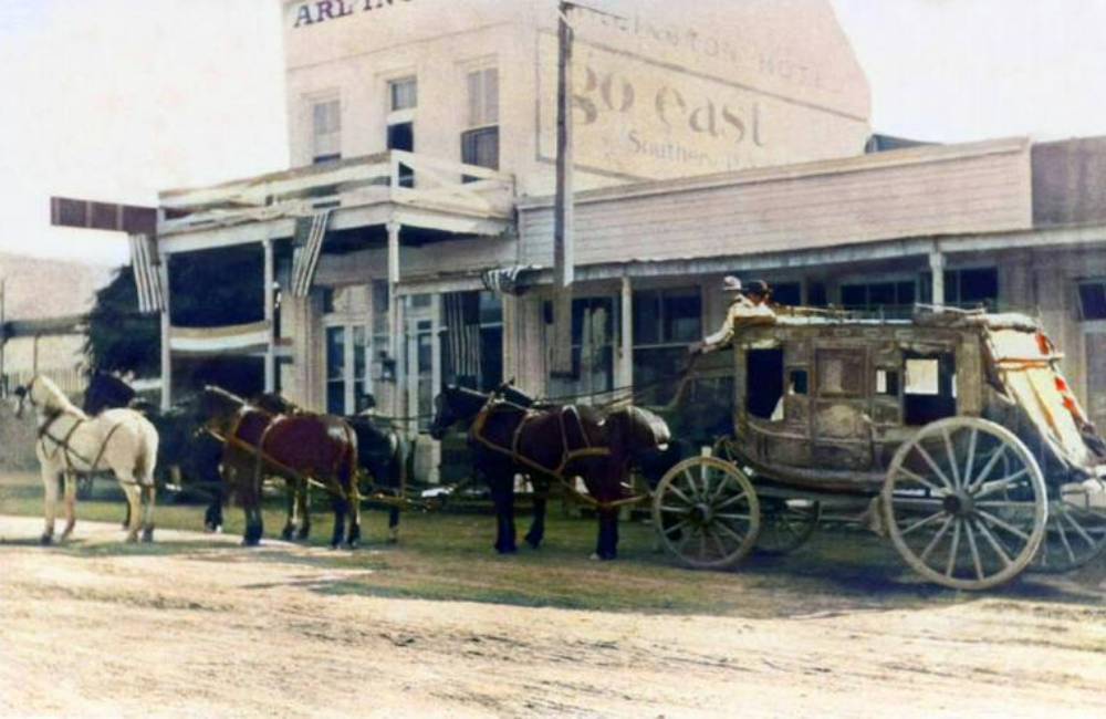 Une calèche à l'extérieur d'un motel à Tombstone, Arizona ©Btphelps/Wikimedia Commons