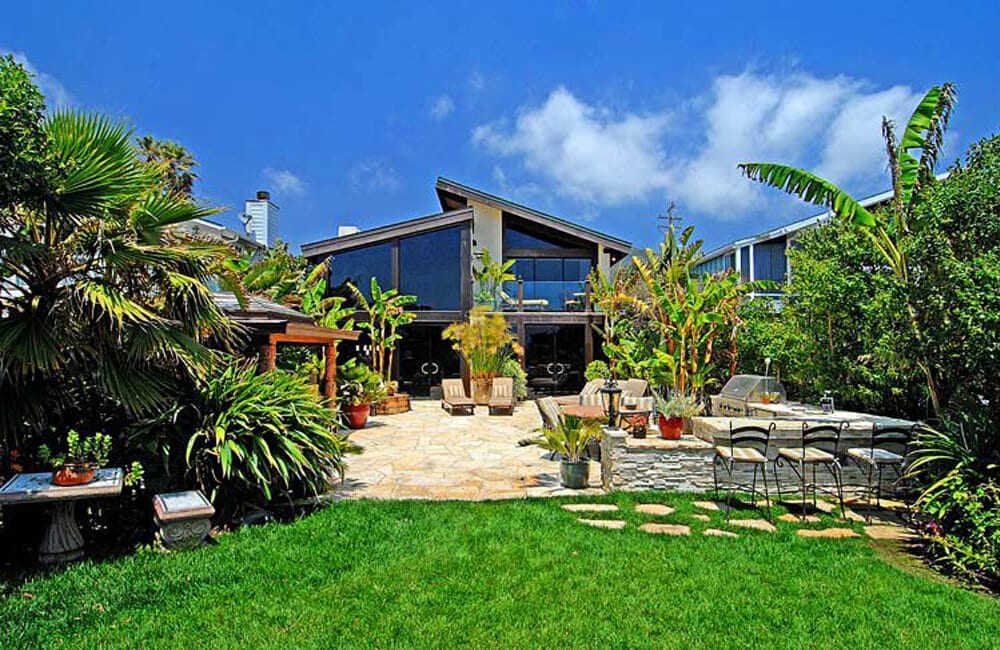 Kurt Russell and Goldie Hawn’s Beach Mansion - Malibu, California @Propsavvy / Pinterest.com