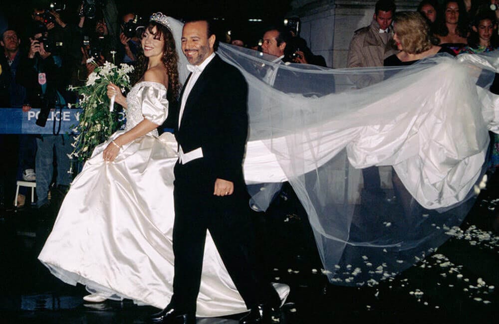 Whatever you may think of Mariah Carey, she never does anything without a show. She had a stunning bridal gown during her nuptials to music entrepreneur Tommy Mottola.