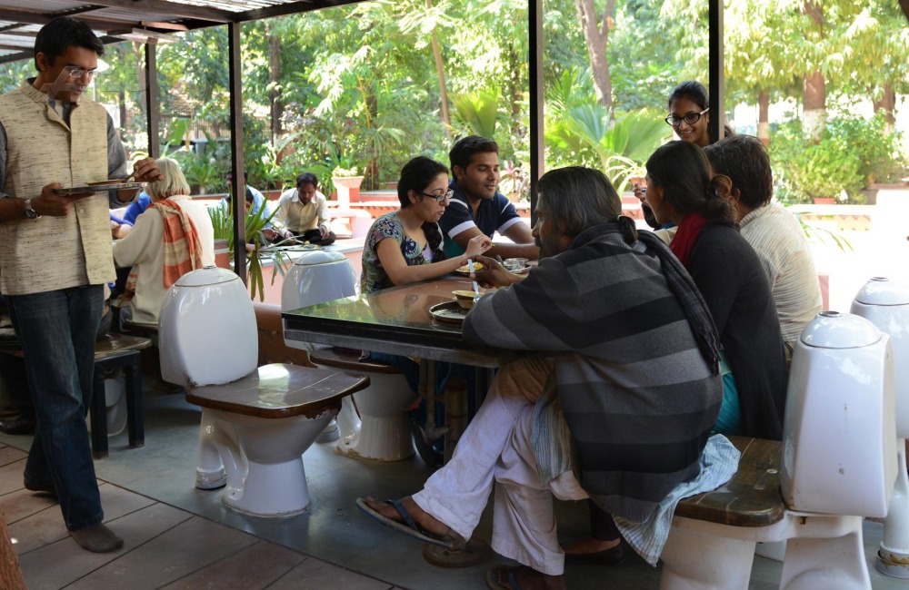 Nature’s Toilet Café @AFP/Twitter