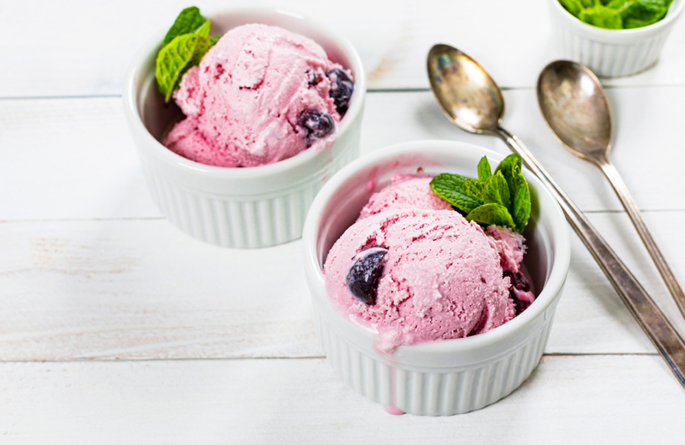 Frozen Yogurt ©alisafarov/Shutterstock.com